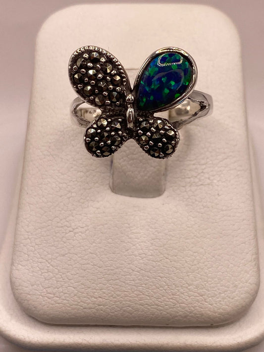 Anillo Mariposa de Plata Ley 925 con Ópalo de Fuego y Marquesitas — detalle de acabado