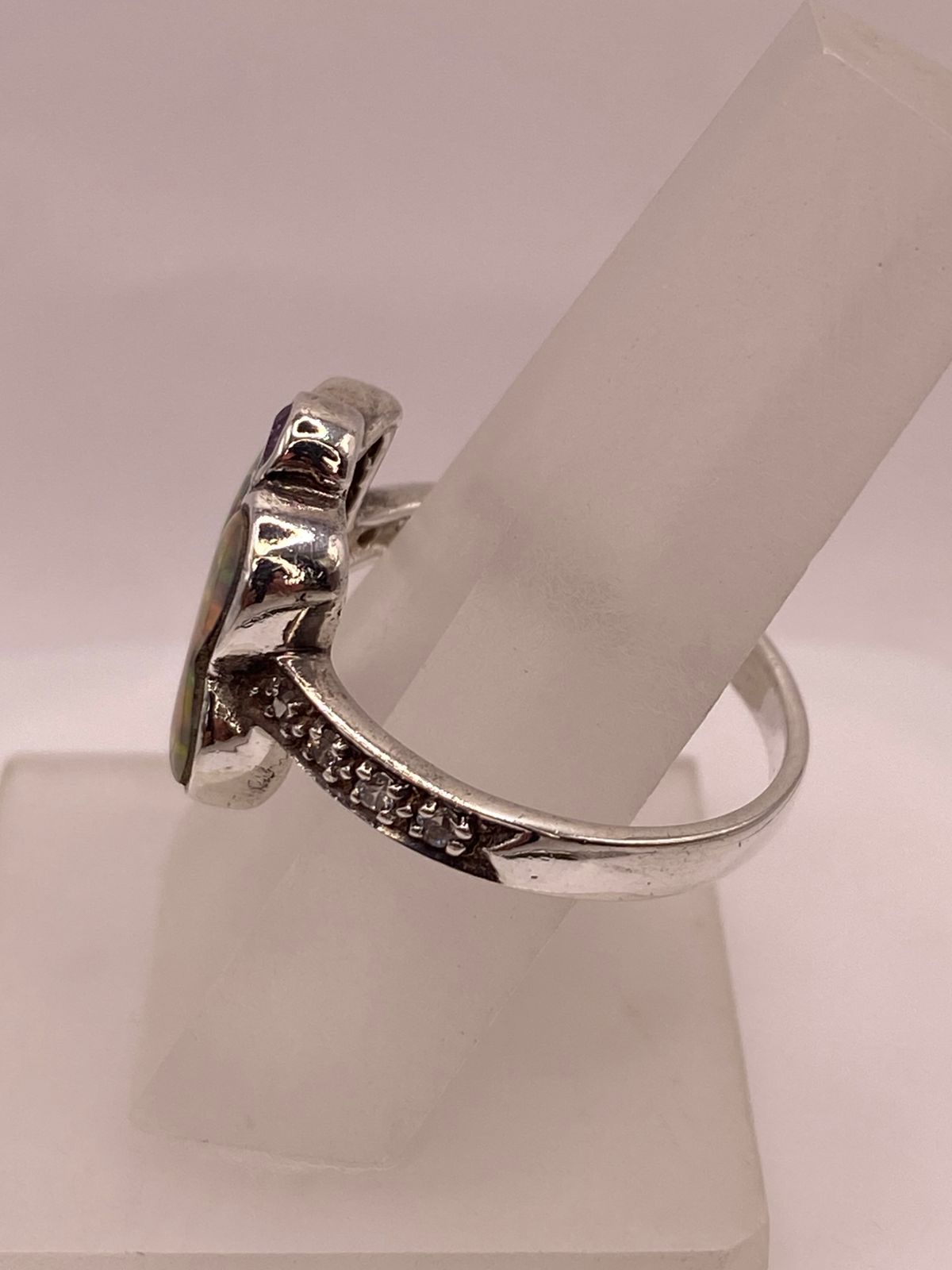 Anillo Mariposa de Plata Ley 925 con Ópalo de Fuego, Zirconias y Detalle Violeta, vista lateral