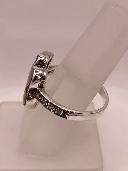 Anillo Mariposa de Plata Ley 925 con Ópalo de Fuego, Zirconias y Detalle Violeta, vista lateral