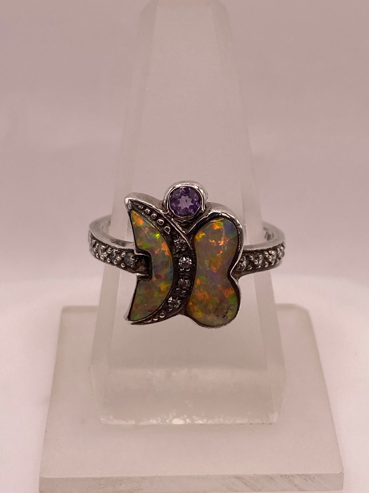 Anillo Mariposa de Plata Ley 925 con Ópalo de Fuego, Zirconias y Detalle Violeta — vista lateral