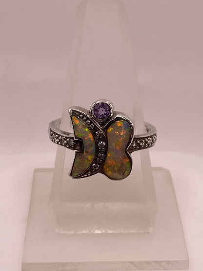 Anillo Mariposa de Plata Ley 925 con Ópalo de Fuego, Zirconias y Detalle Violeta — vista lateral