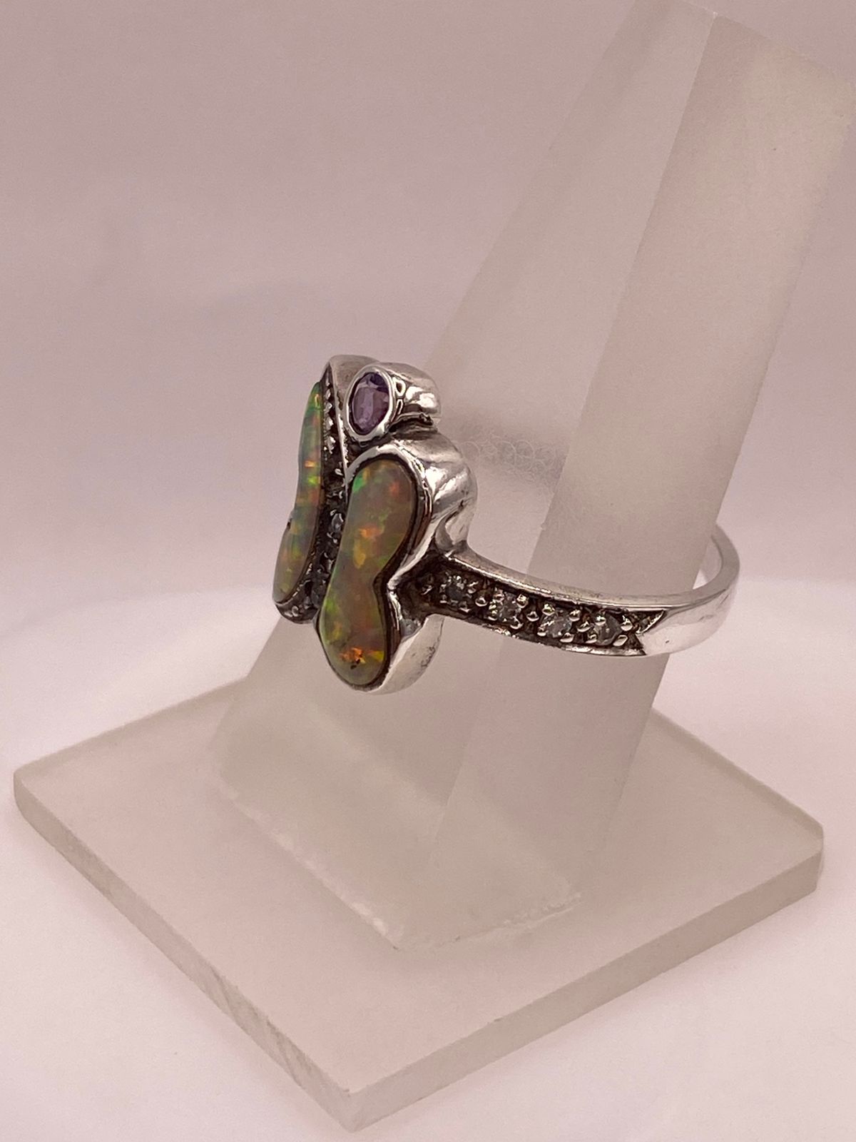 Anillo Mariposa de Plata Ley 925 con Ópalo de Fuego, Zirconias y Detalle Violeta, vista frontal