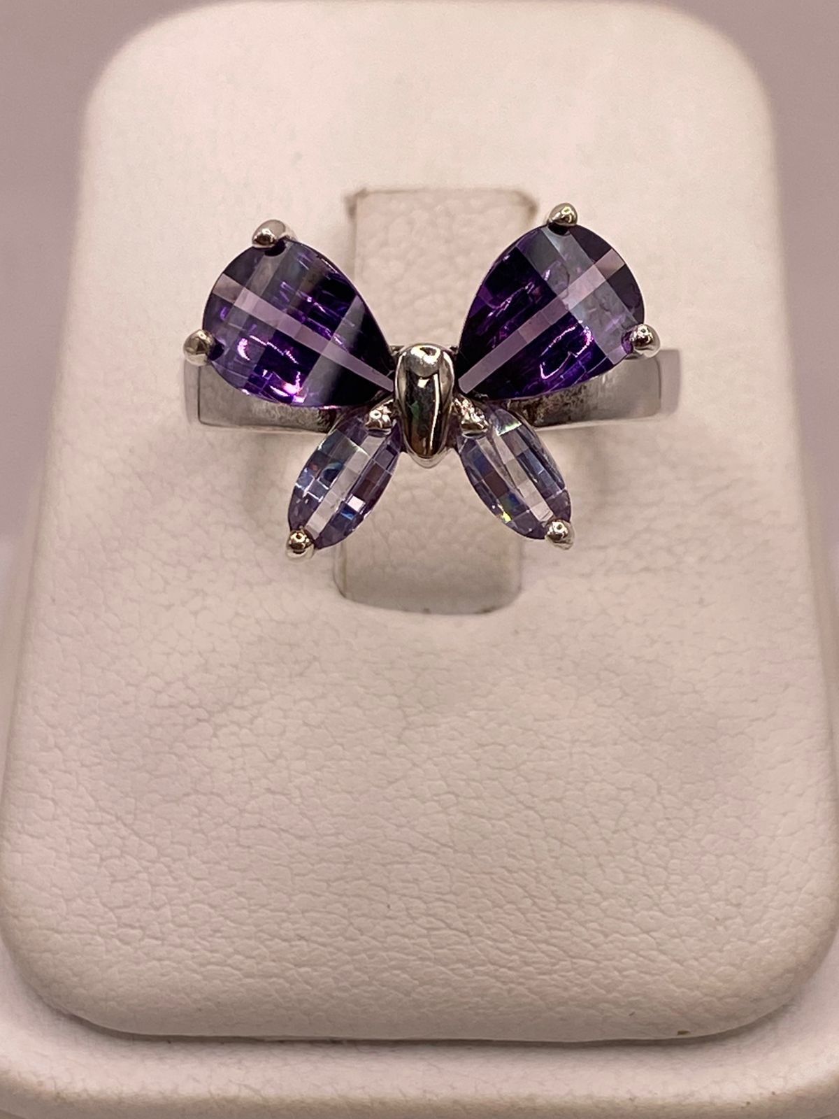 Anillo Mariposa con Zirconias Moradas en Plata Ley 925, vista de detalle