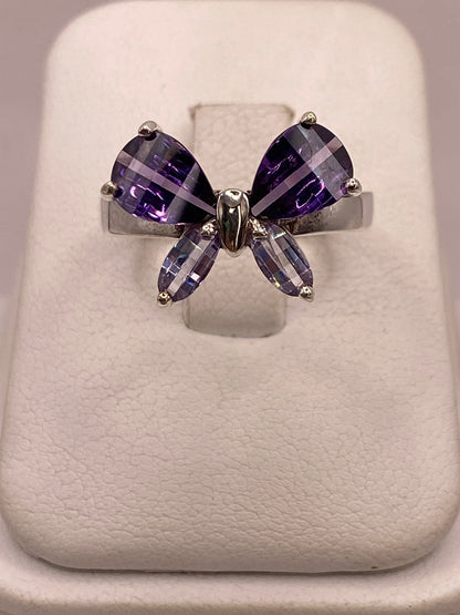 Anillo Mariposa con Zirconias Moradas en Plata Ley 925, vista de detalle