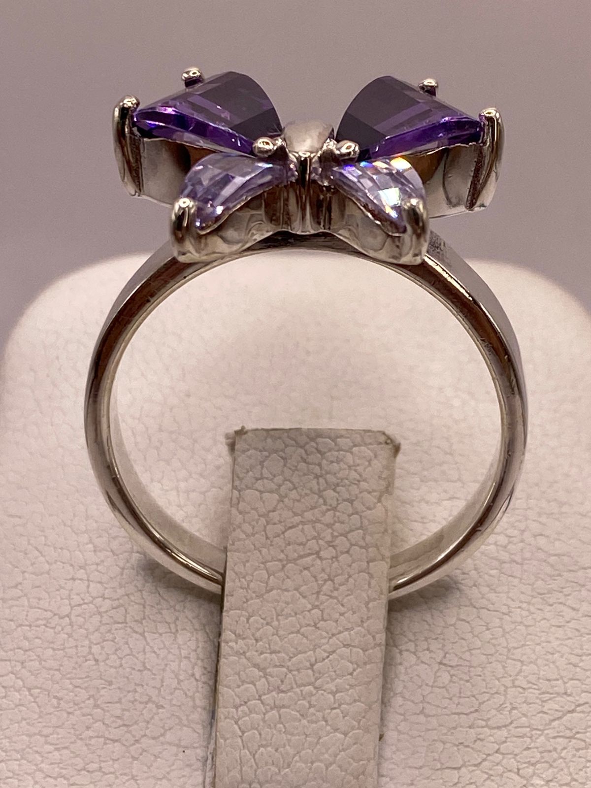Anillo Mariposa con Zirconias Moradas en Plata Ley 925, vista superior