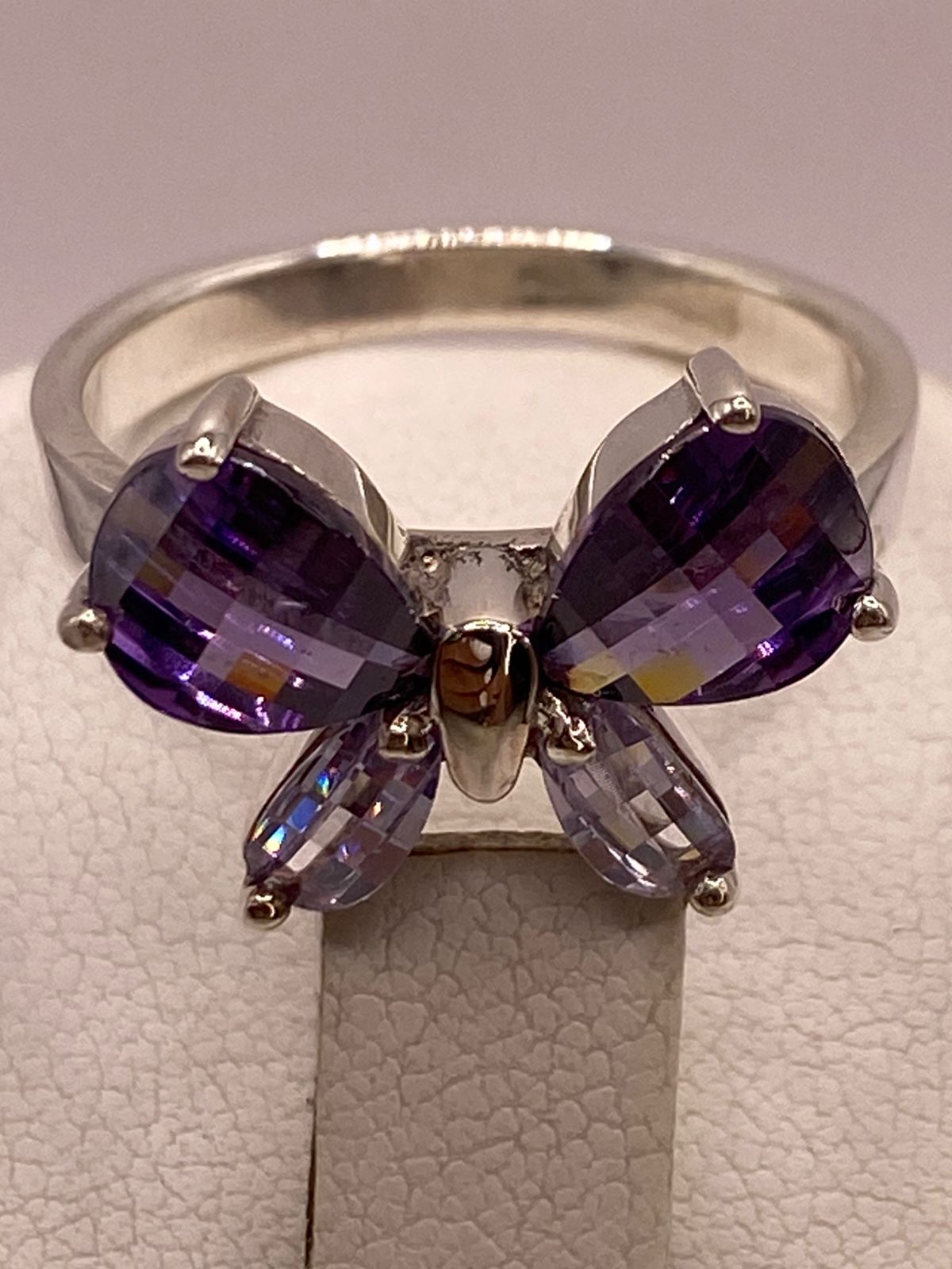 Anillo Mariposa con Zirconias Moradas en Plata Ley 925, vista posterior