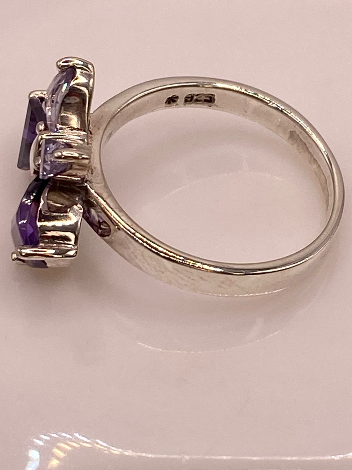 Anillo Mariposa con Zirconias Moradas en Plata Ley 925, sello de autenticidad Plata Ley .925