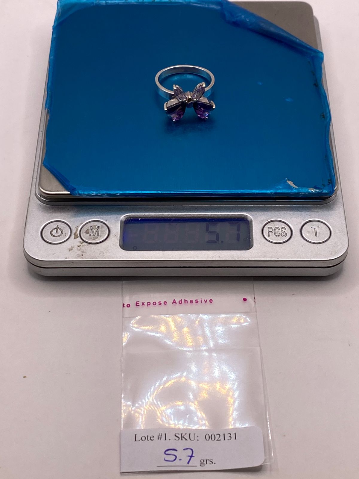 Anillo Mariposa con Zirconias Moradas en Plata Ley 925, peso en gramos (báscula)