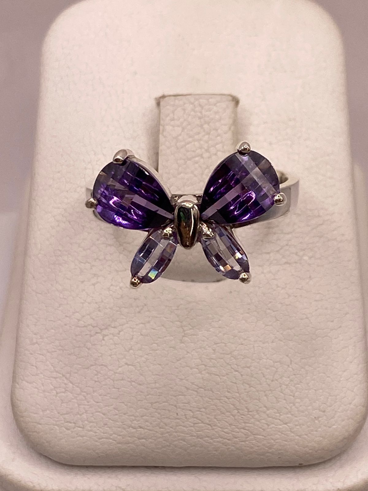 Anillo Mariposa con Zirconias Moradas en Plata Ley 925, vista frontal
