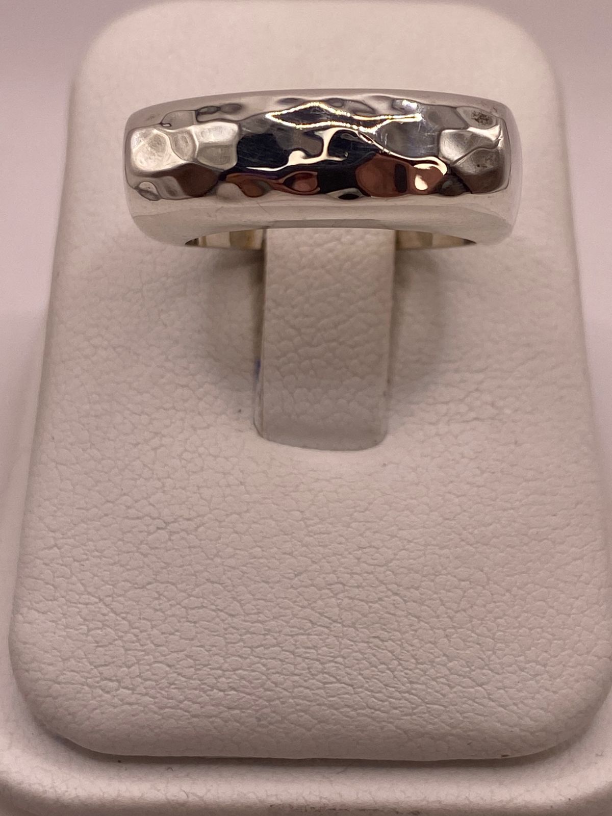 Anillo Martillado de Plata Ley 925, vista de detalle