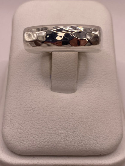 Anillo Martillado de Plata Ley 925 en báscula mostrando peso