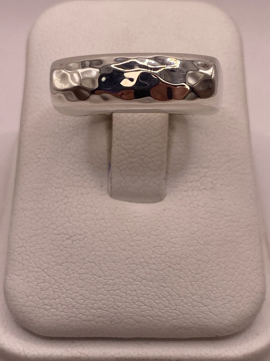Anillo Martillado de Plata Ley 925 en báscula mostrando peso