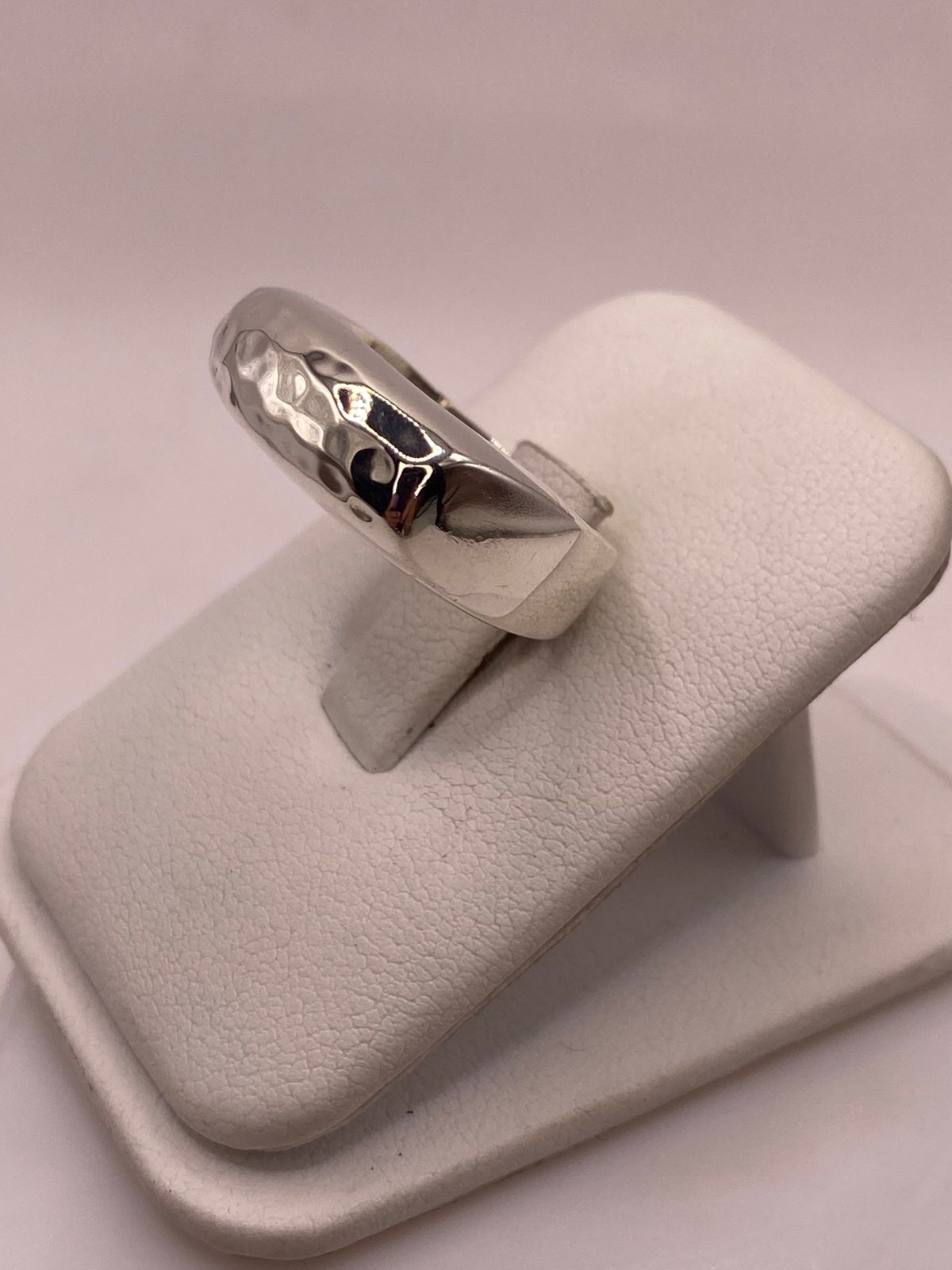 Anillo Martillado de Plata Ley 925, vista lateral