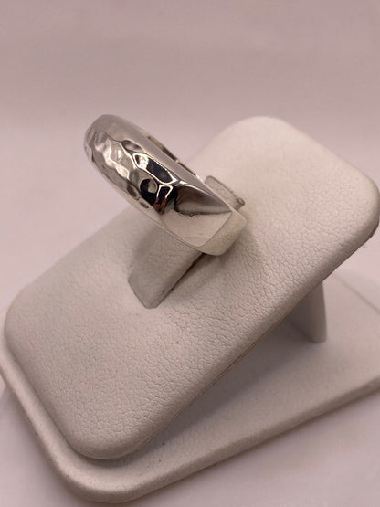 Anillo Martillado de Plata Ley 925, vista lateral