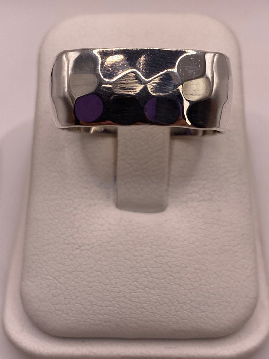 Anillo Martillado de Plata Ley 925 Diseño Minimalista — ángulo diagonal