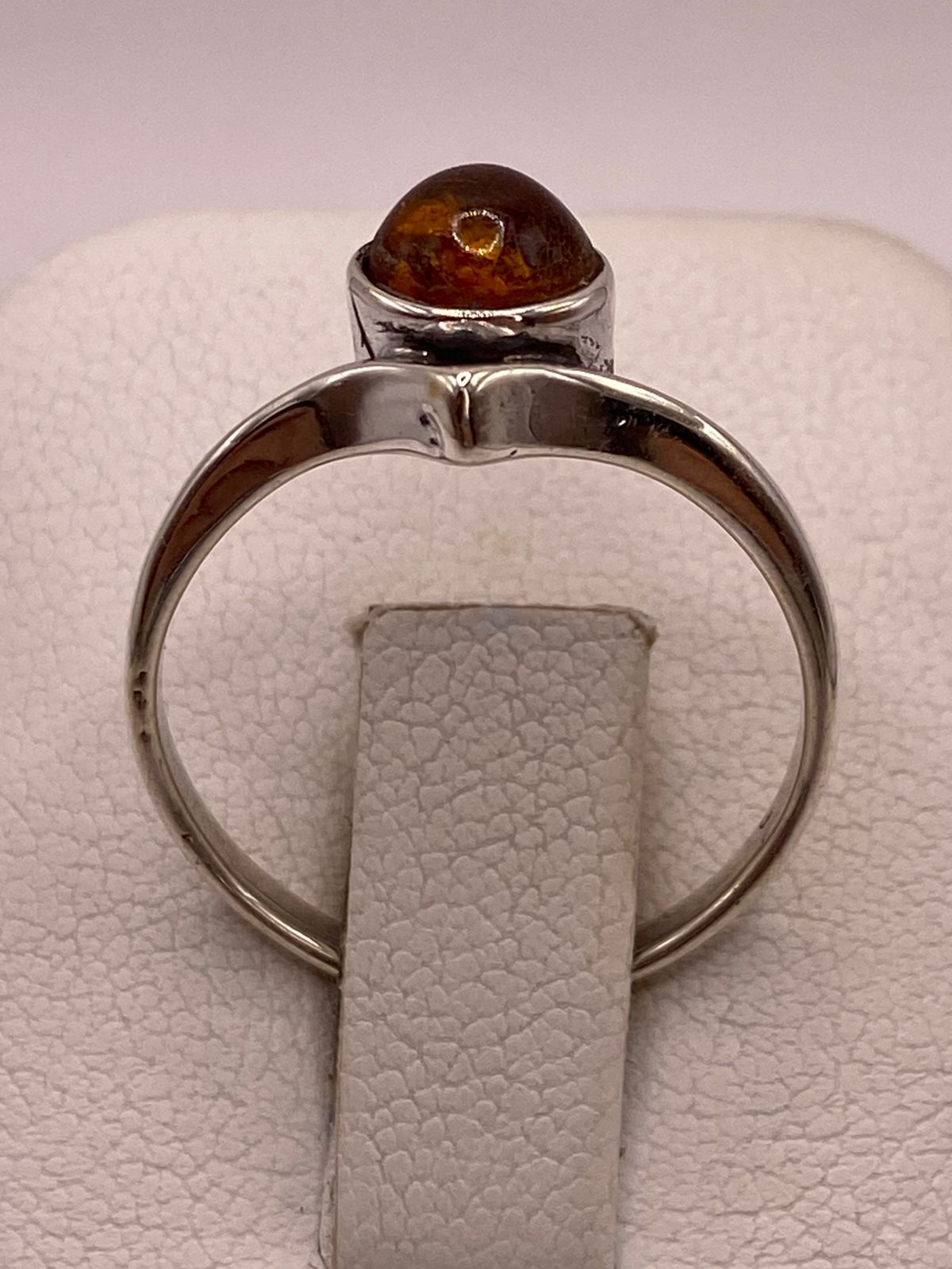 Anillo Minimalista con Ámbar Natural en Plata Ley 925, vista superior