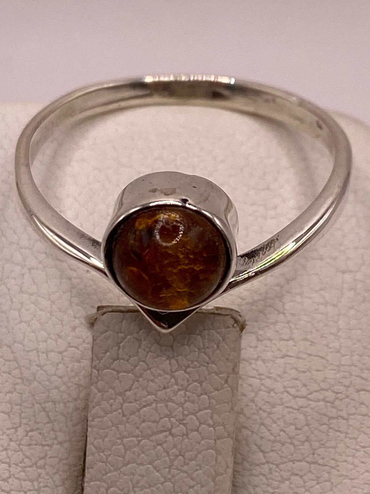 Anillo Minimalista con Ámbar Natural en Plata Ley 925, sello de autenticidad Plata Ley .925