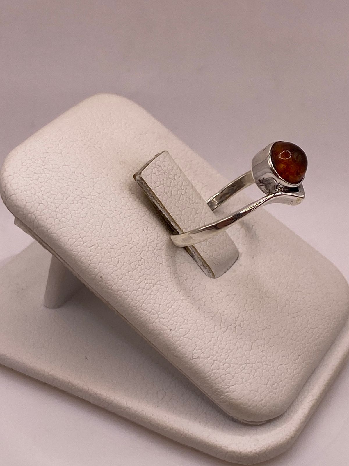 Anillo Minimalista con Ámbar Natural en Plata Ley 925, vista lateral