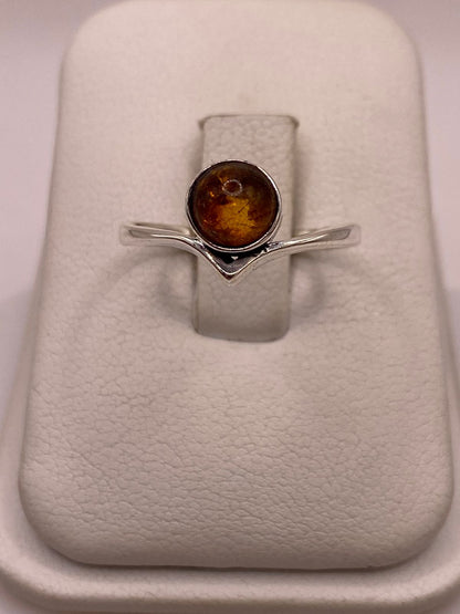 Anillo Minimalista con Ámbar Natural en Plata Ley 925 en báscula mostrando peso