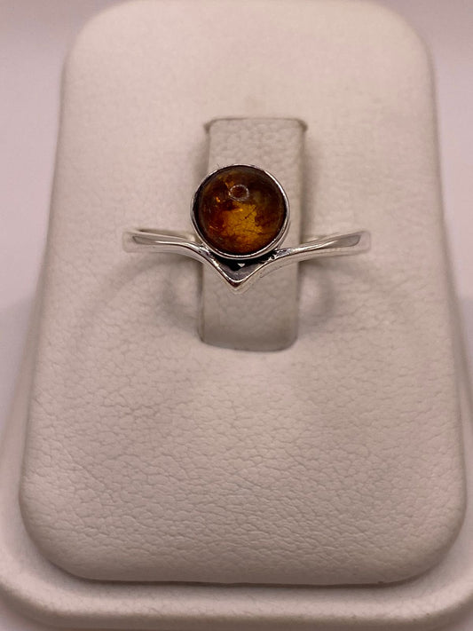 Anillo Minimalista con Ámbar Natural en Plata Ley 925 en báscula mostrando peso