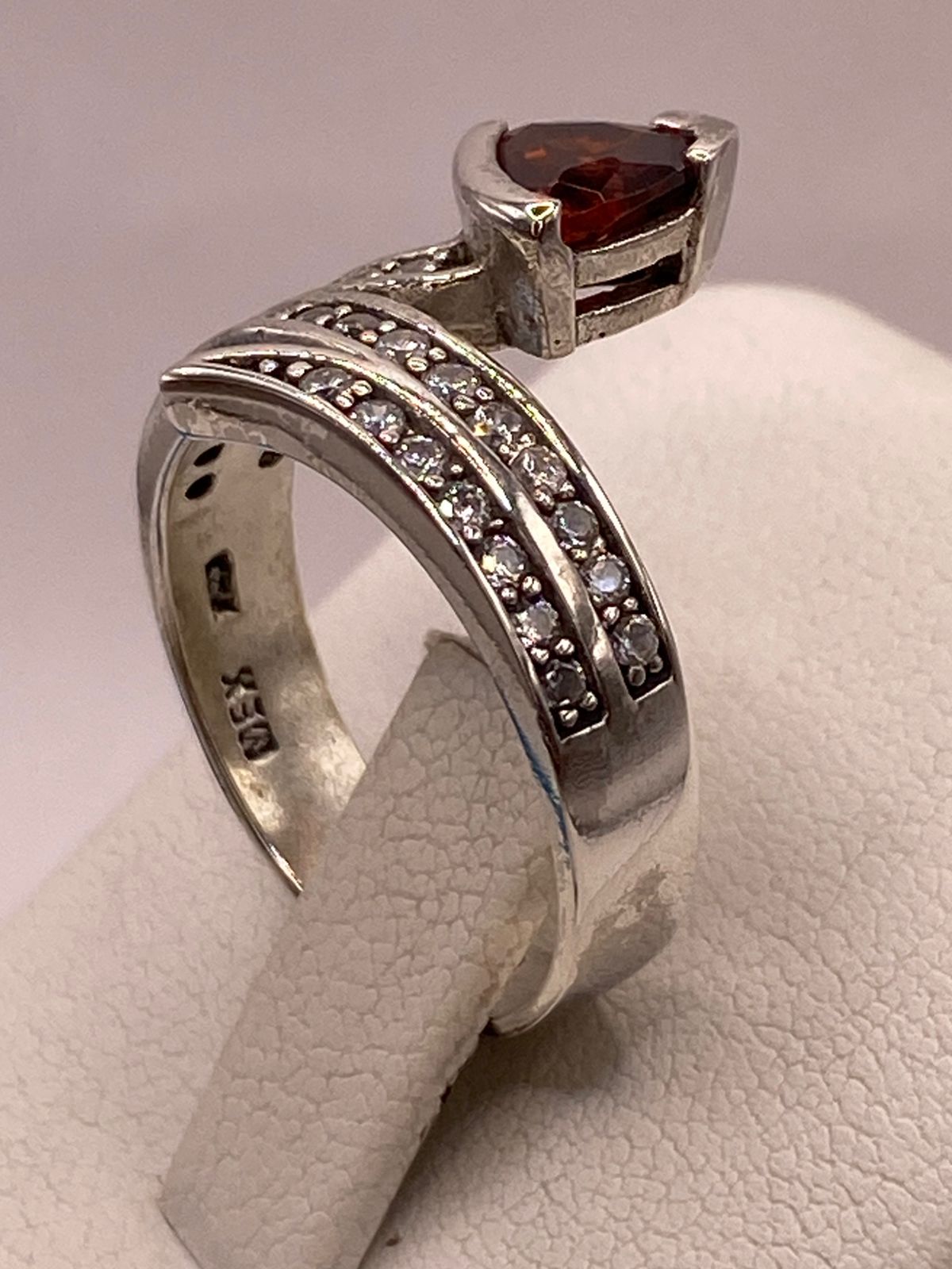 Anillo Moderno Cruzado con Zirconia Naranja y Detalles Brillantes en Plata Ley 925, vista superior