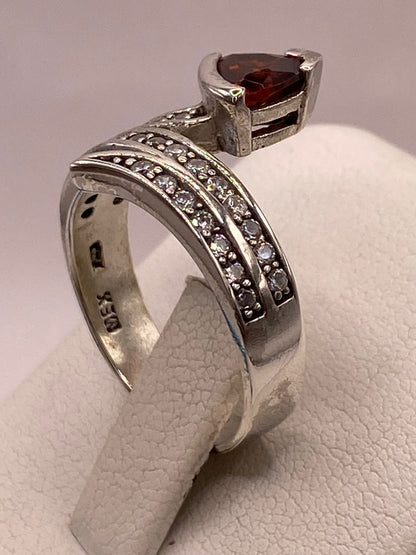 Anillo Moderno Cruzado con Zirconia Naranja y Detalles Brillantes en Plata Ley 925, vista superior
