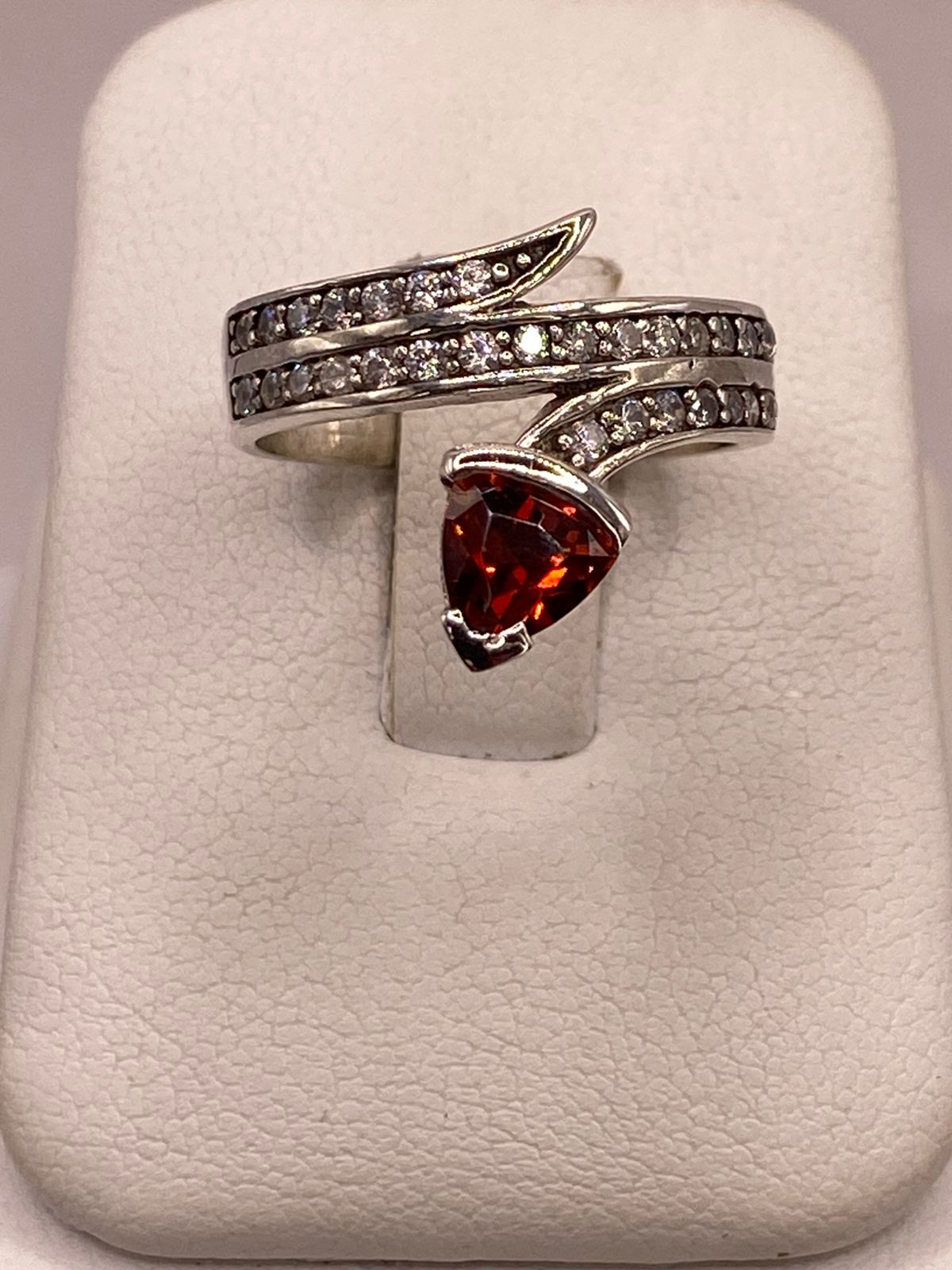 Anillo Moderno Cruzado con Zirconia Naranja y Detalles Brillantes en Plata Ley 925 en báscula mostrando peso