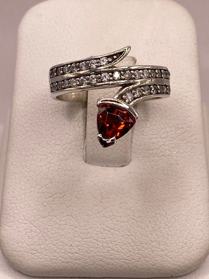 Anillo Moderno Cruzado con Zirconia Naranja y Detalles Brillantes en Plata Ley 925 en báscula mostrando peso