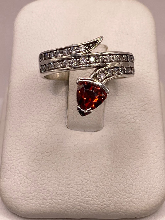 Anillo Moderno Cruzado con Zirconia Naranja y Detalles Brillantes en Plata Ley 925 en báscula mostrando peso