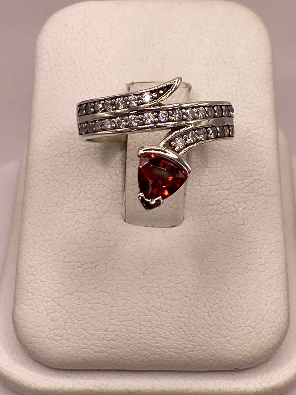 Anillo Moderno Cruzado con Zirconia Naranja y Detalles Brillantes en Plata Ley 925, vista frontal