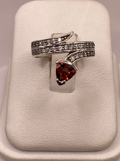 Anillo Moderno Cruzado con Zirconia Naranja y Detalles Brillantes en Plata Ley 925, vista frontal