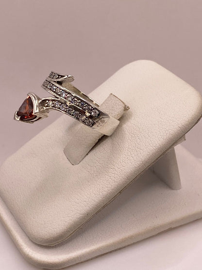 Anillo Moderno Cruzado con Zirconia Naranja y Detalles Brillantes en Plata Ley 925, vista lateral