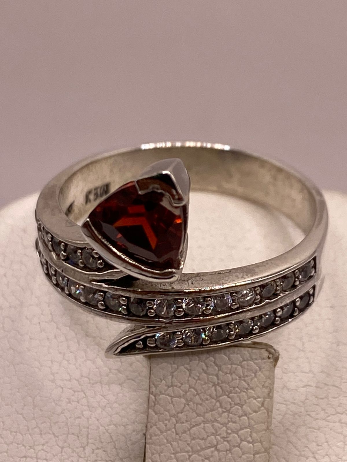Anillo Moderno Cruzado con Zirconia Naranja y Detalles Brillantes en Plata Ley 925, sello de autenticidad Plata Ley .925