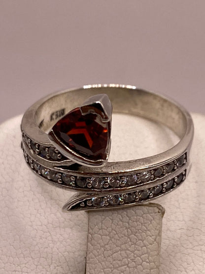 Anillo Moderno Cruzado con Zirconia Naranja y Detalles Brillantes en Plata Ley 925, sello de autenticidad Plata Ley .925