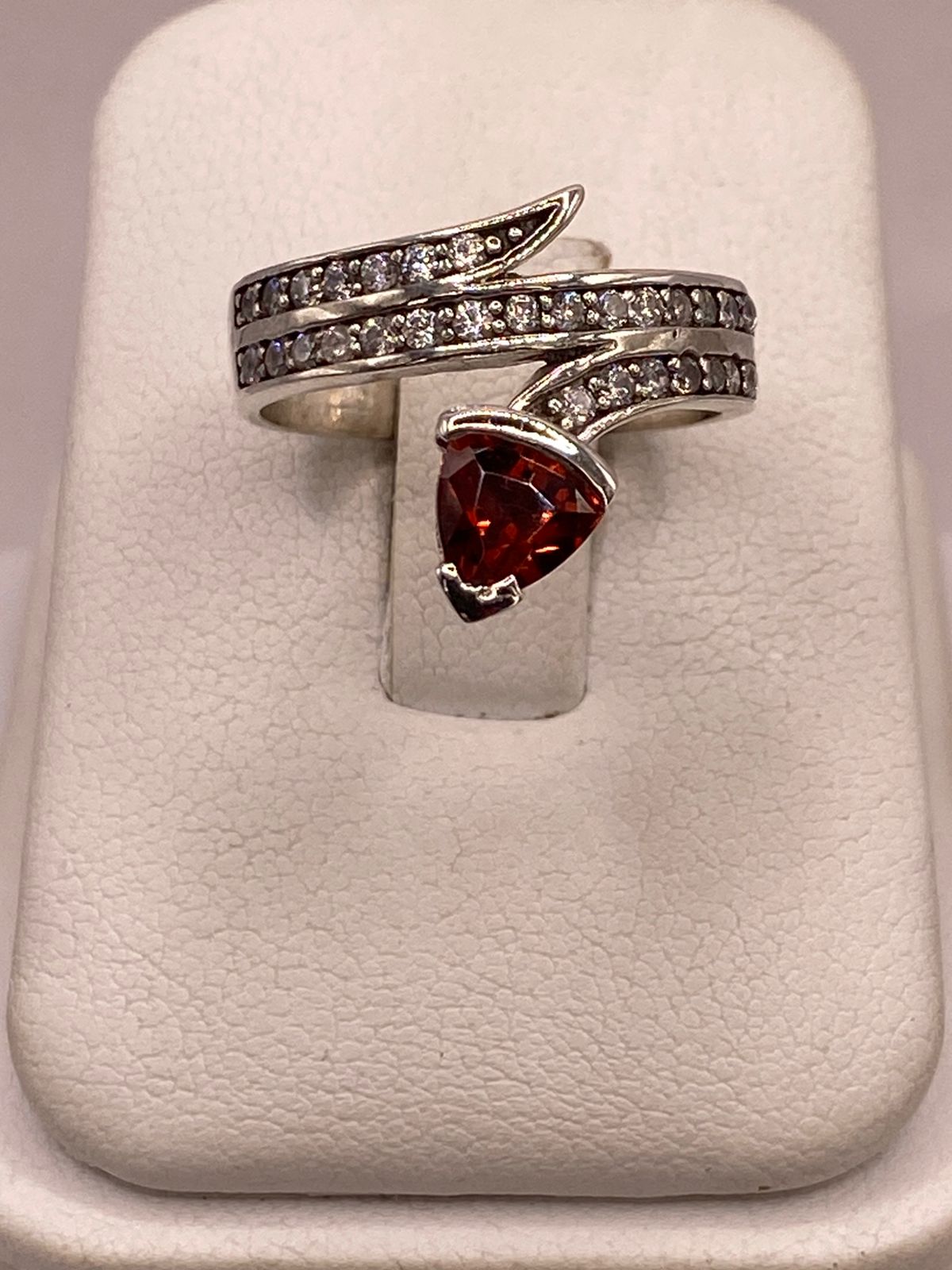 Anillo Moderno Cruzado con Zirconia Naranja y Detalles Brillantes en Plata Ley 925, vista de detalle