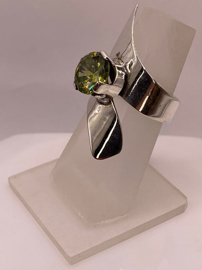 Anillo Moderno Escultural con Zirconia Verde en Plata Ley 925, vista de detalle