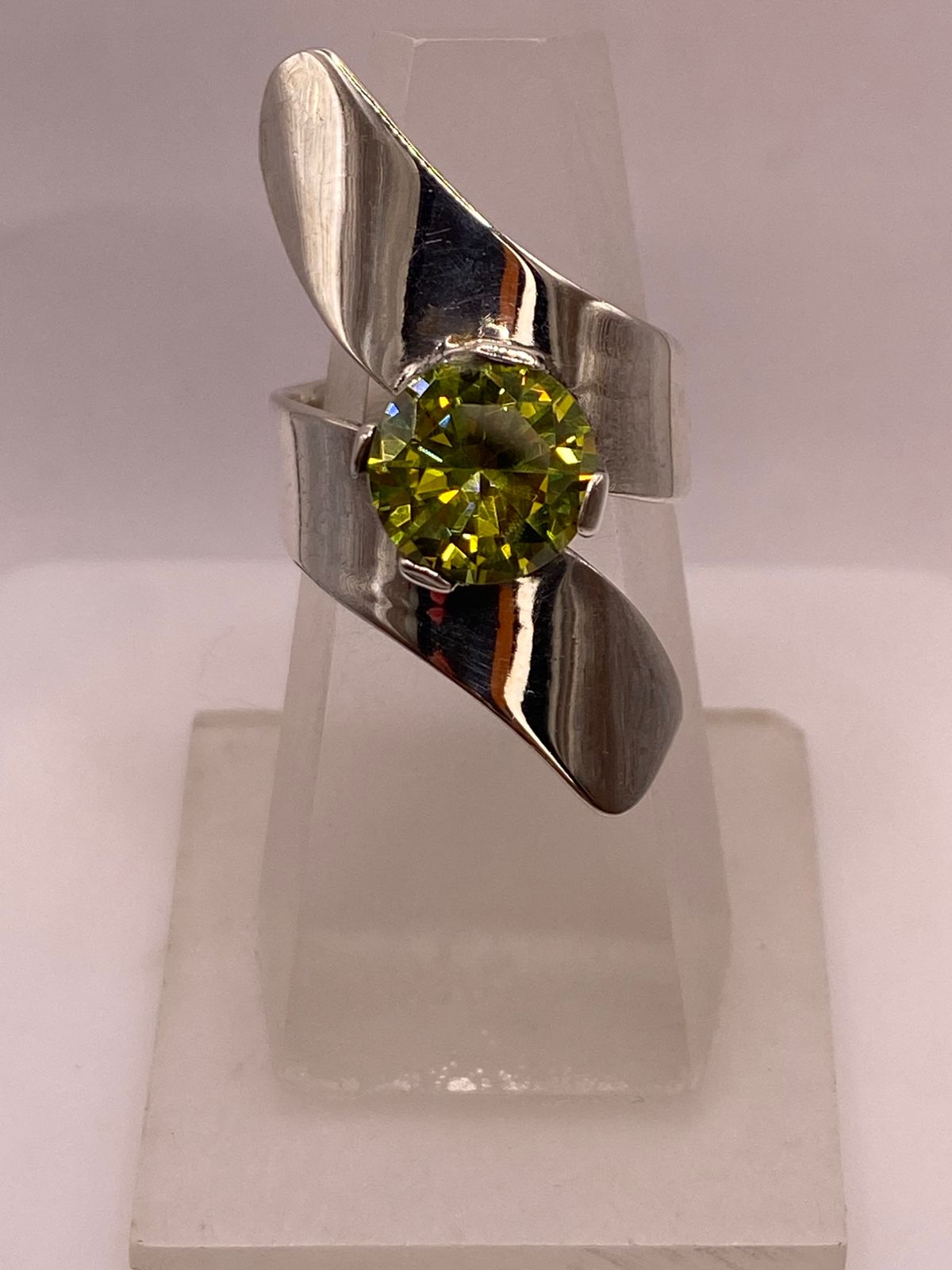 Anillo Moderno Escultural con Zirconia Verde en Plata Ley 925, vista superior