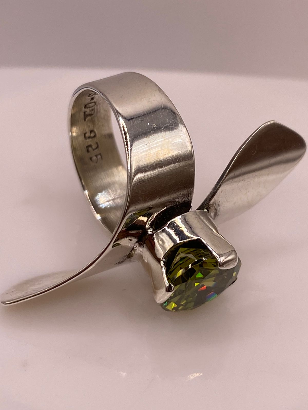 Anillo Moderno Escultural con Zirconia Verde en Plata Ley 925, sello de autenticidad Plata Ley .925