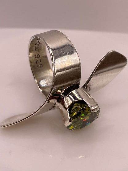 Anillo Moderno Escultural con Zirconia Verde en Plata Ley 925, sello de autenticidad Plata Ley .925
