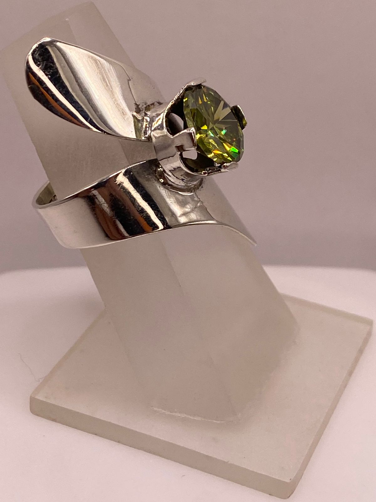 Anillo Moderno Escultural con Zirconia Verde en Plata Ley 925, vista lateral