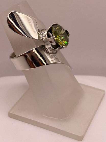 Anillo Moderno Escultural con Zirconia Verde en Plata Ley 925, vista lateral