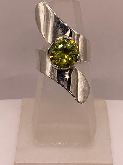 Anillo Moderno Escultural con Zirconia Verde en Plata Ley 925 en báscula mostrando peso