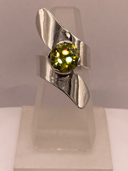 Anillo Moderno Escultural con Zirconia Verde en Plata Ley 925, vista frontal