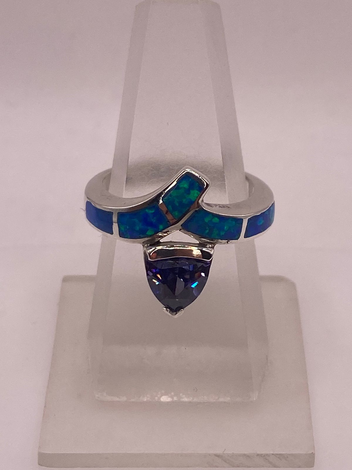 Anillo Moderno Ópalo Azul & Zirconia Tanzanita Trillion Plata 950 — ángulo diagonal