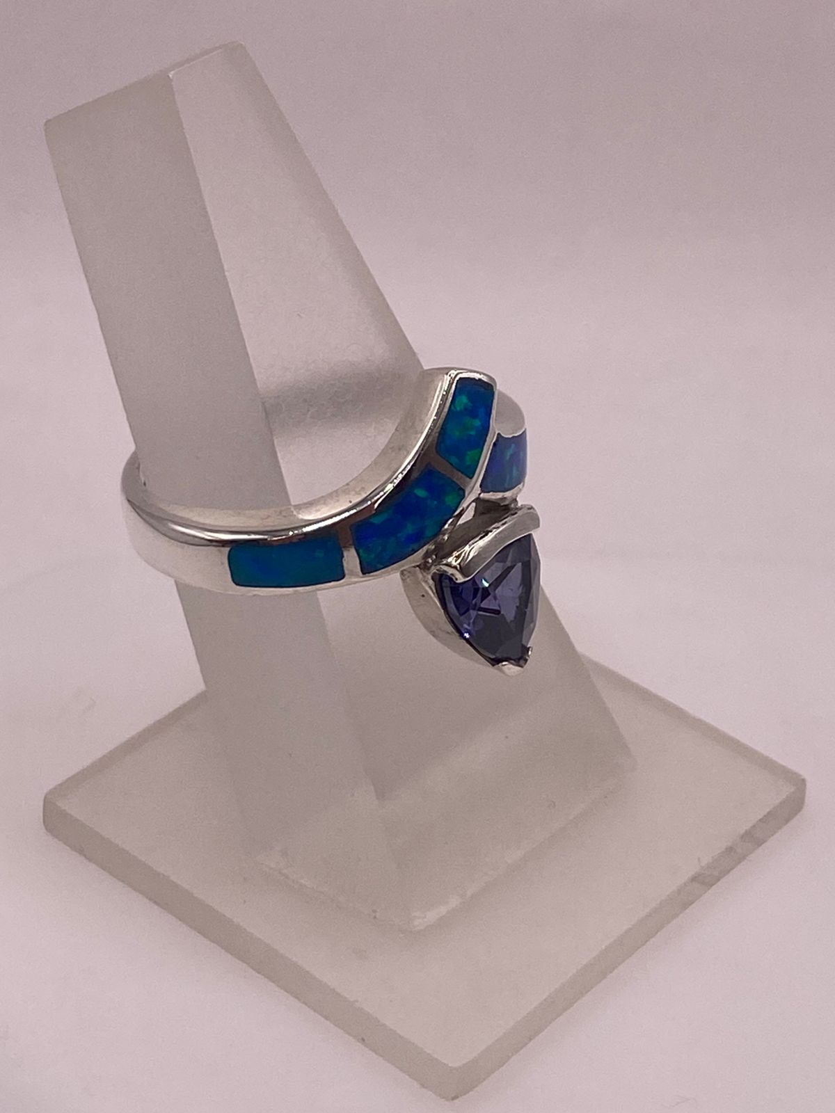 Anillo Moderno Ópalo Azul & Zirconia Tanzanita Trillion Plata 950, vista frontal
