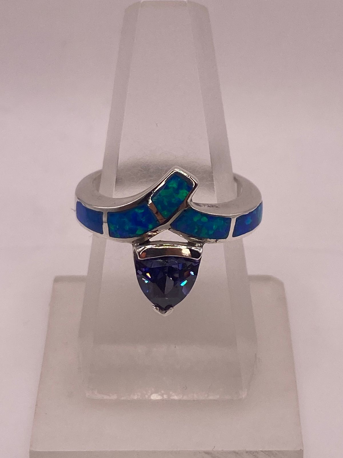 Anillo Moderno Ópalo Azul & Zirconia Tanzanita Trillion Plata 950, vista lateral