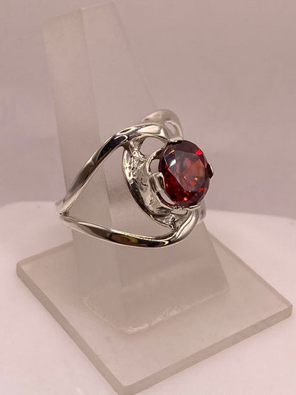 Anillo Moderno con Piedra Roja en Plata 925, vista frontal