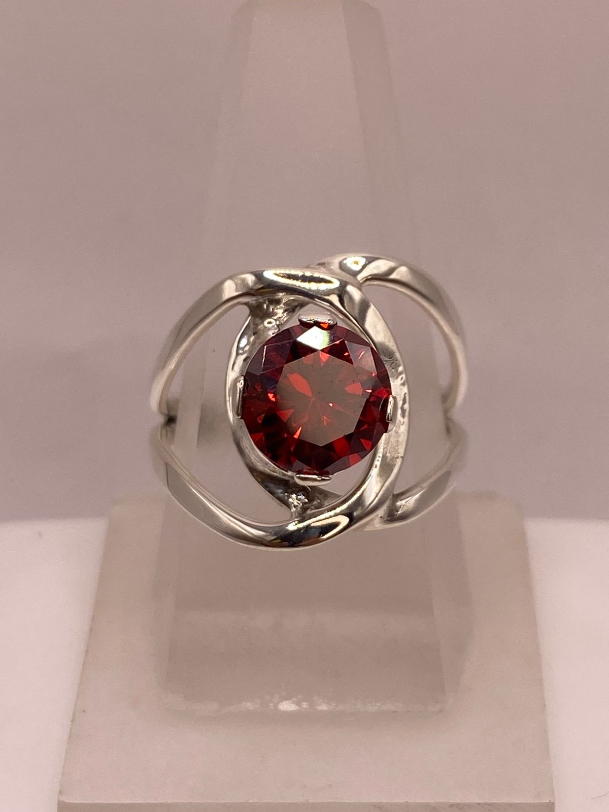 Anillo Moderno con Piedra Roja en Plata 925 — ángulo diagonal