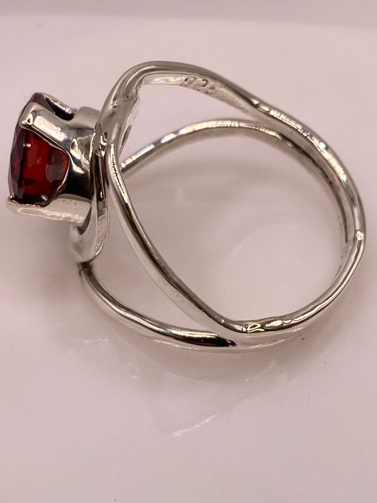 Anillo Moderno con Piedra Roja en Plata 925, sello de autenticidad Plata Ley .925