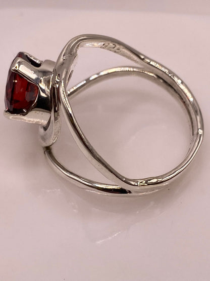 Anillo Moderno con Piedra Roja en Plata 925, sello de autenticidad Plata Ley .925